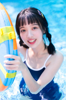 老头边吃奶边挵进去呻吟